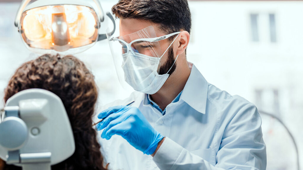 Behandlung mit Zahnimplantaten in der Türkei für festen und ästhetischen Zahnersatz