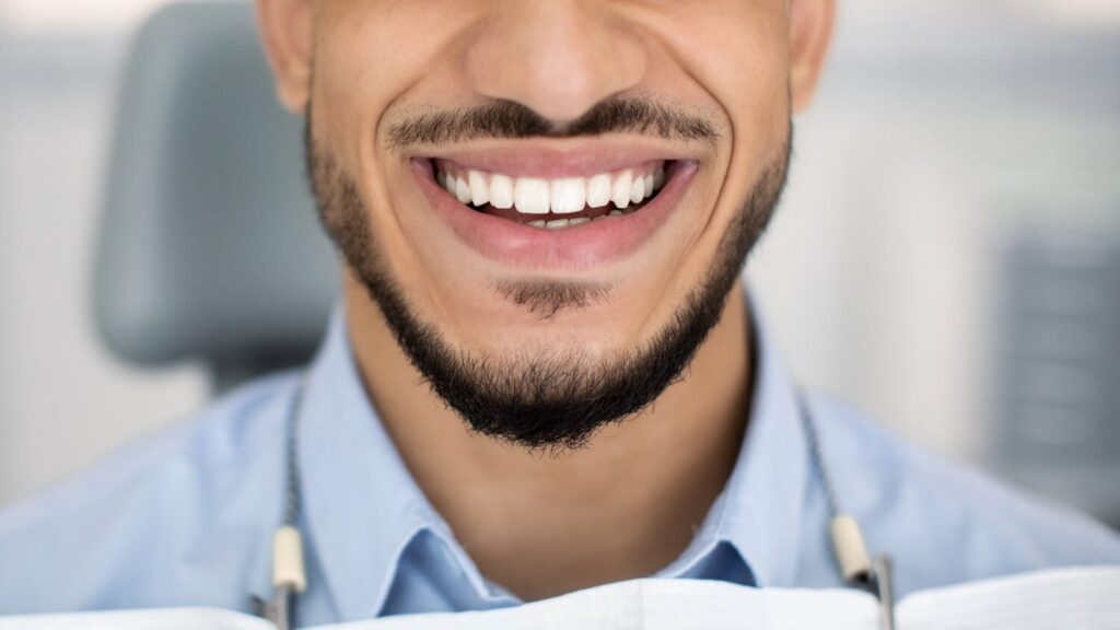 Lächeln mit Gummy Smile und sichtbar mehr Zahnfleisch beim Sprechen und Lachen