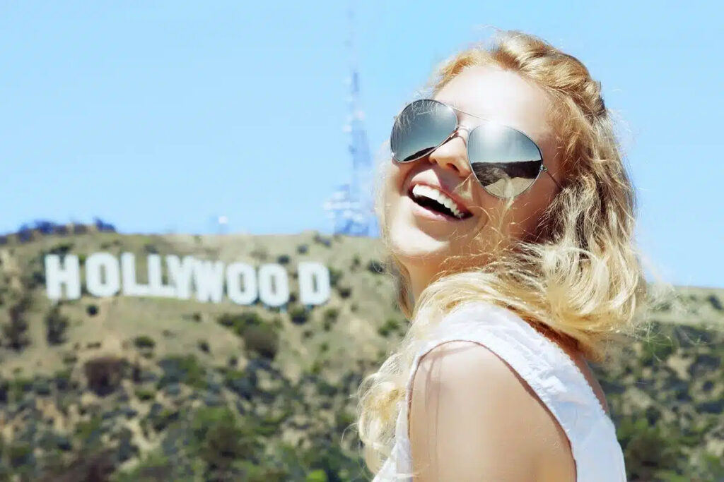 Hollywood Smile Geheimnis eines perfekten Lächelns mit weißen und ästhetischen Zähnen