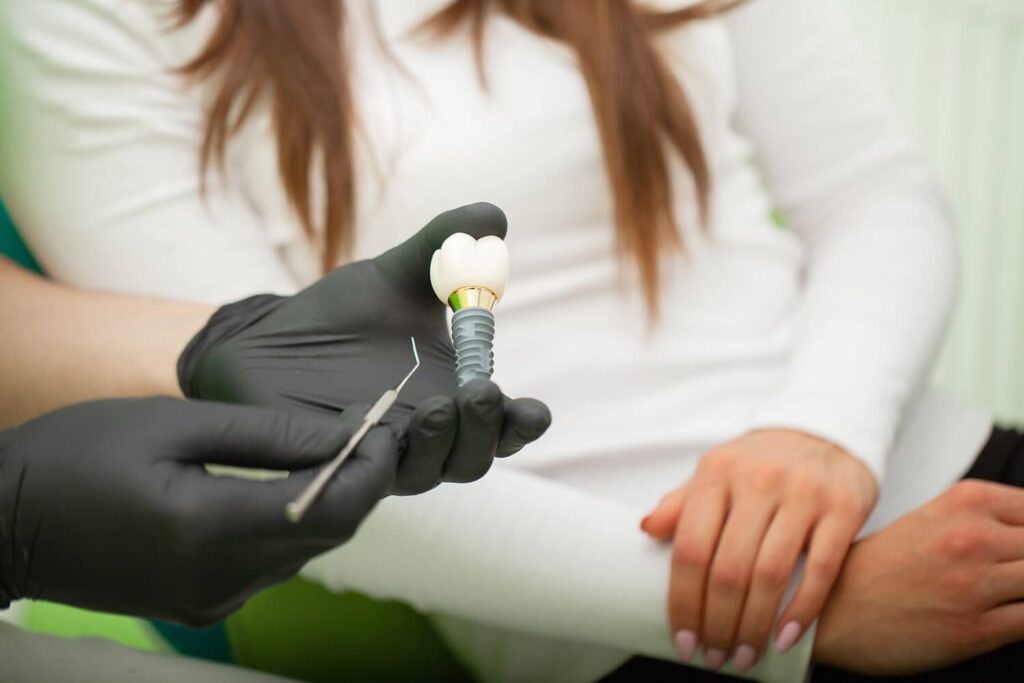 Reinigung von Zahnimplantaten für langfristige Implantatgesundheit und optimale Mundhygiene