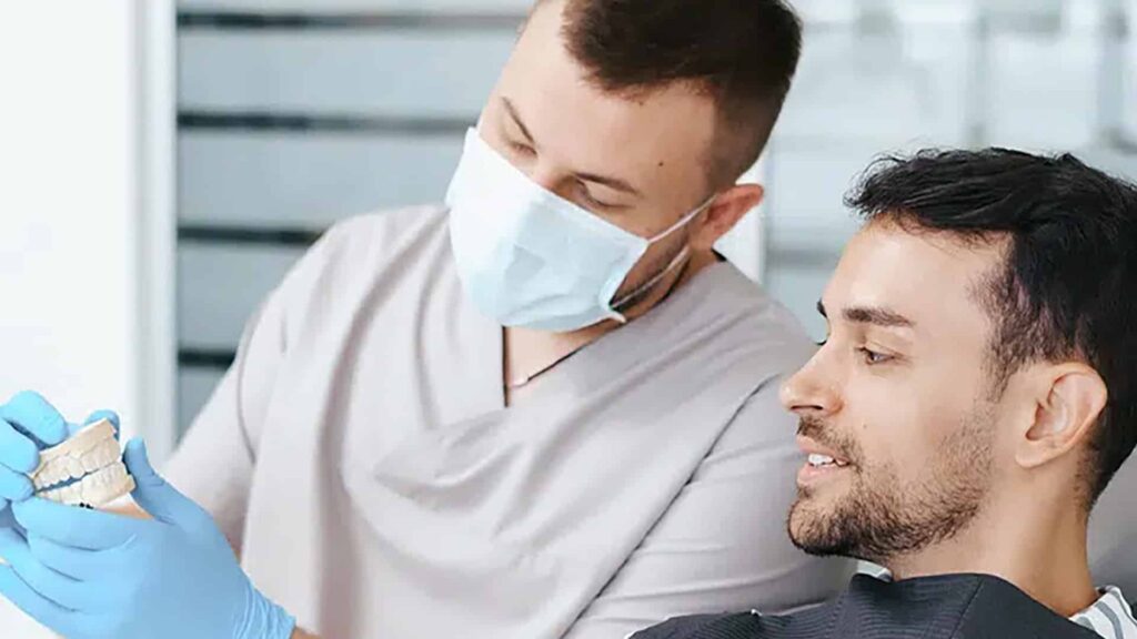 Gespräch mit dem Arzt vor Veneers in der Türkei zur individuellen Smile-Planung