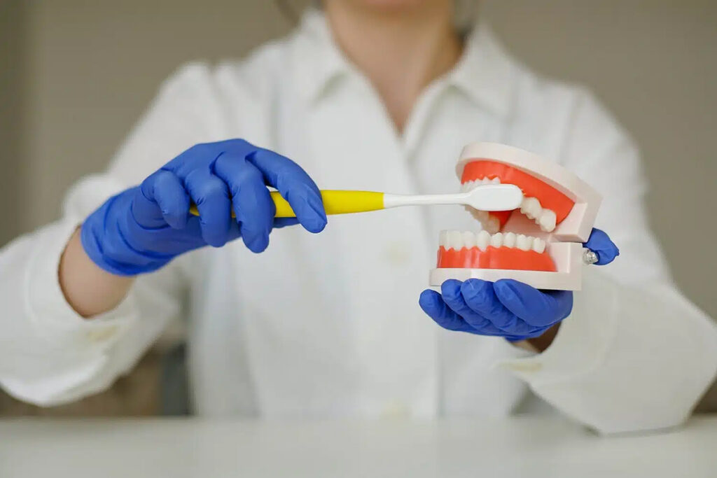 Zahnersatz reinigen für langfristige Hygiene, frischen Atem und gepflegte Prothesen