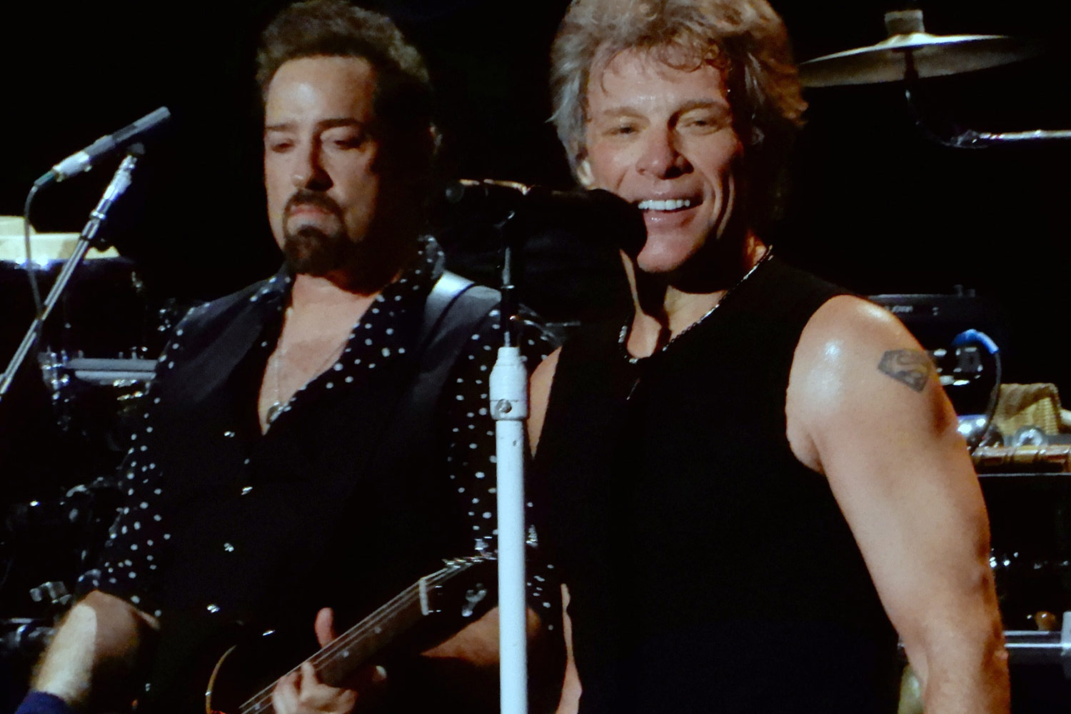 Bon Jovi mit markantem Lächeln und gepflegten weißen Zähnen