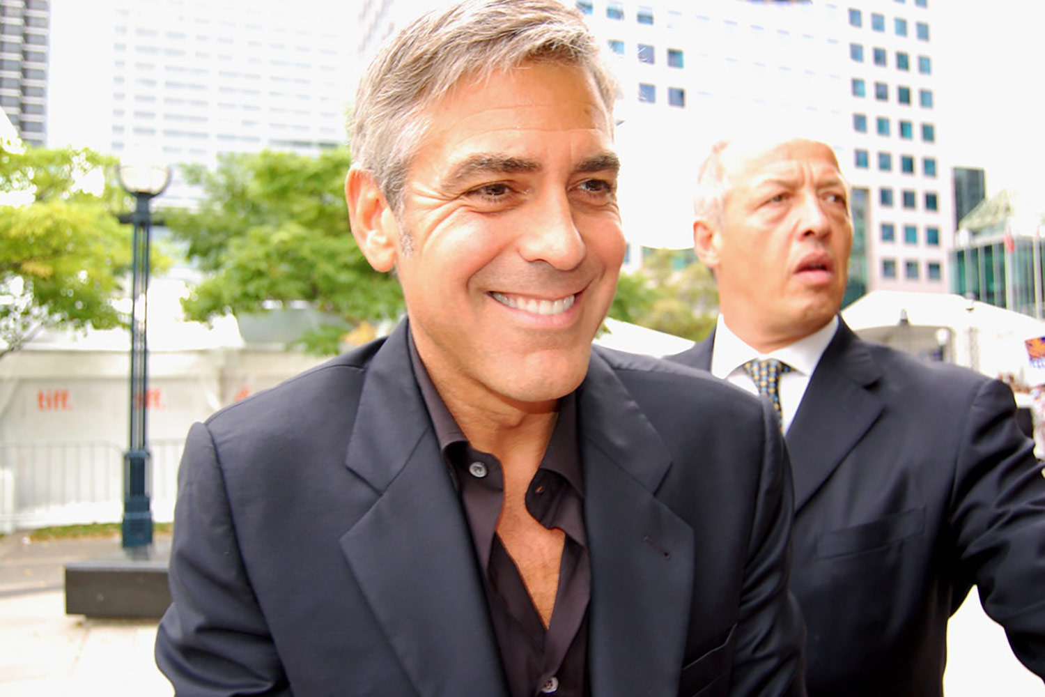 George Clooney mit markantem Lächeln und gepflegten weißen Zähnen