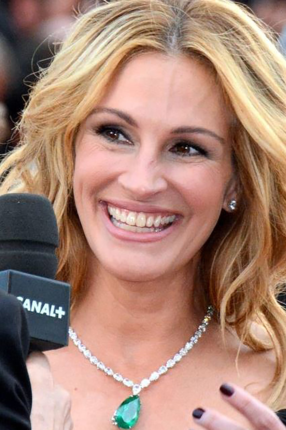 Julia Roberts mit strahlendem Lächeln und bekannten Hollywood-Zähnen