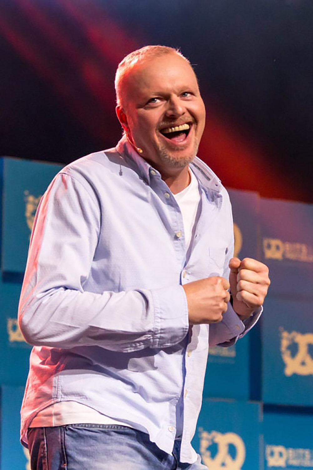 Stefan Raab mit markantem Lächeln und auffälligen Fernseh-Zähnen