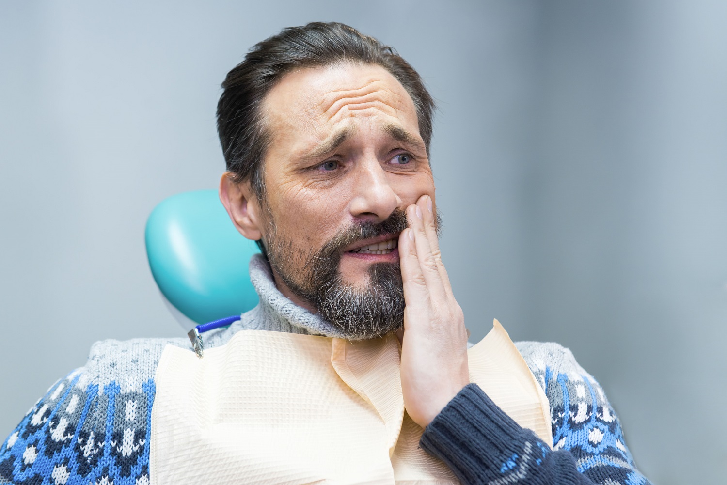 Patient mit Zahnimplantat-Schmerzen und Beschwerden im Bereich des Implantats